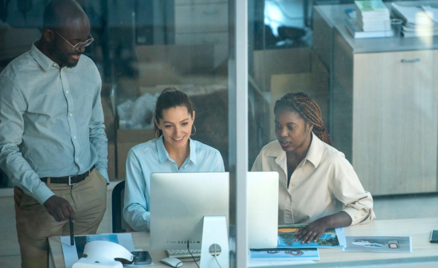 Сучасний офіс Yolvenix із командою розробників